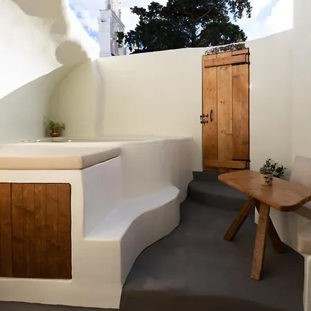 Approxi Cave: 2-bedroom Retreat